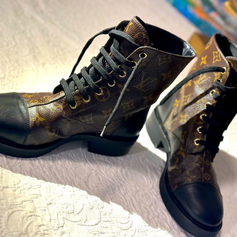 LOUIS VUITTON
Calfskin Monogram Wonderland Flat Ranger Boots